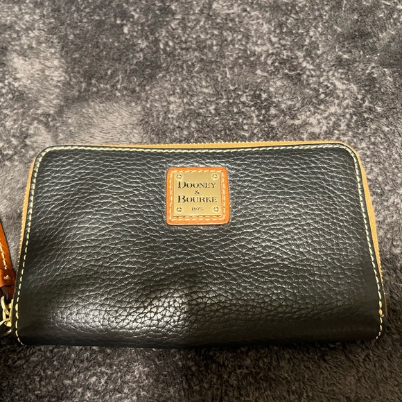 Dooney & Bourke Handbags - Dooney & Bourke Wallet